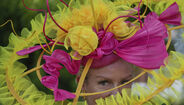 Chapéus chamativos marcam presença no Royal Ascot