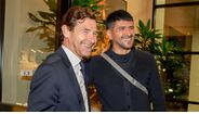 André Villas-Boas e Lucho González cumprimentam-se