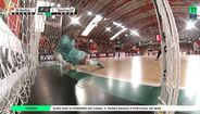 Uma das imagens do lance polémico no Benfica-Sporting de futsal