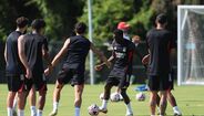 Benfica prepara jogo com Auckland em treino no relvado