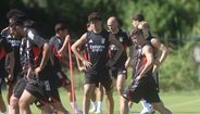 Jogadores do Benfica treinam no relvado