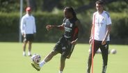 Renato Sanches dá toques e recebe apoio de Bruno Lage