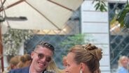 Viktor Gyökeres e Katarina Larsson brindam no pós-casamento de Hjulmand