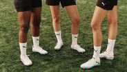 Puma lança chuteiras para mulheres e reforça aposta no futebol feminino