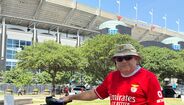 Fã do Benfica junto ao Bank of America Stadium
