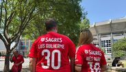 Fãs do Benfica com camisolas personalizadas antes do jogo