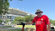 Adepto do Benfica junto ao Bank of America Stadium