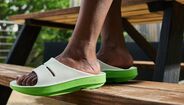 OOFOS promove conforto e estilo no verão com a nova coleção de calçado.
