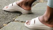 OOFOS apresenta um novo modelo de calçado para conforto e recuperação no verão