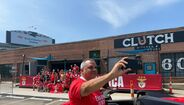 Adeptos do Benfica reunidos antes do jogo com o Chelsea