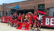 Benfiquistas reúnem-se antes do jogo Benfica-Chelsea