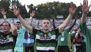 Jogadores do Sporting celebram vitória com braços no ar