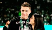 Viktor Gyökeres celebra conquista com uma pessoa