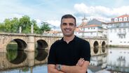 Filipe Martins, novo treinador do Chaves, com o rio e a cidade como pano de fundo