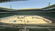 Estádio de Alvalade em obras, com máquinas e terra no relvado