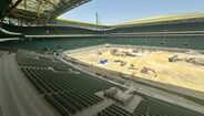 Vista do estádio José Alvalade em construção, com máquinas e bancadas verdes