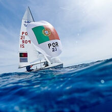 <![CDATA[ Velejadores portugueses com dia difícil no Troféu Princesa Sofia: «Demos duas voltas de penalização...» ]]>