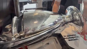 Comitiva do PSG mostra troféu da Liga dos Campeões a passar na... revista do aeroporto