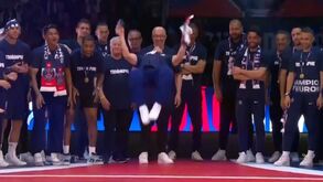 João Neves surpreende na festa do PSG e faz um... mortal: até Djokovic aprovou