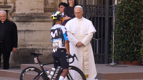 «São verdadeiros exemplos»: Papa abençoa ciclistas durante a passagem da Volta a Itália pelo Vaticano