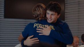 João Neves a cumprimentar o estreante Rodrigo Mora