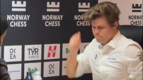 Magnus Carlsen dá murro no tabuleiro depois de perder com jovem de 19 anos