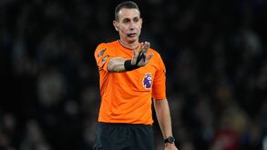 Árbitro que caiu em desgraça por difamar Klopp e consumir cocaína tem nova profissão