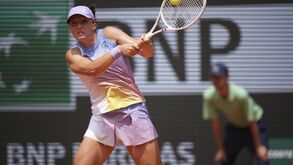 Campeã Iga Swiatek nas meias-finais de Roland Garros após vencer Svitolina