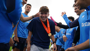 «Orgulho»: plantel principal do FC Porto recebe campeões da Europa de Sub-17