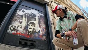 Mural de homenagem a João Neves nas ruas de Paris