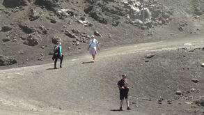 Turistas regressam a um Etna mais calmo após vulcão ter entrado em erupção na segunda-feira