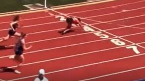 Nota artística: atleta desequilibra-se nos 100m barreiras e cruza meta em primeiro... com duas cambalhotas