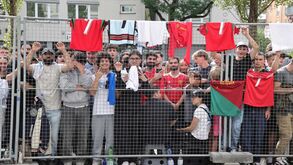 Camisolas estendidas à procura de um autógrafo: a técnica dos adeptos que esperam Cristiano Ronaldo