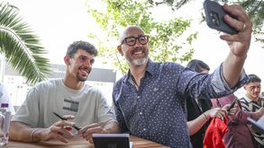 Rui Costa com Lage e vários jogadores em evento com patrocinadores