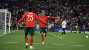 Cristiano Ronaldo celebra com Nuno Mendes