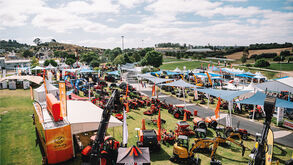 Visão geral de máquinas e tendas numa feira agrícola