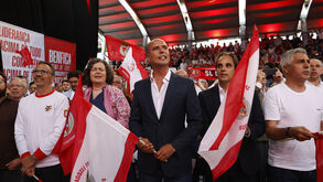 Benfiquistas reunidos, com bandeiras do clube