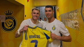 Cristiano Ronaldo posa com a camisola do Al Nassr ao lado de Róger Guedes 