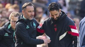 Vítor Pereira cumprimenta Ruben Amorim antes do jogo entre as suas equipas