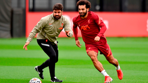 Vítor Matos e Mohamed Salah num treino do Liverpool