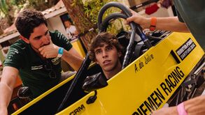 Ivan Domingues homenageado em Cascais visita carro de Ayrton Senna