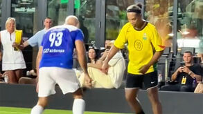 O duelo mais aleatório do ano: Ronaldinho contra... guarda-costas de Messi