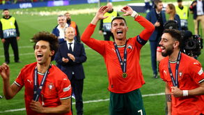 «Ten Hag 'expulsou' Ronaldo do United, Roberto Martínez apoiou-o. Um acabou de conquistar um troféu»