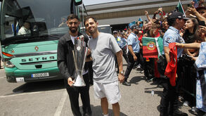 Jogadores festejam vitória na Liga das Nações com adeptos e troféu