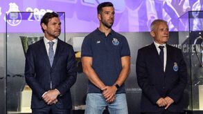 André Villas-Boas recebe troféu da 3.ª divisão feminina: «Vocês são o nosso orgulho esta época»