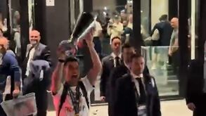 Adeptos esperavam Seleção à porta do hotel e de repente... Cristiano Ronaldo pregou um belo 'susto' a todos