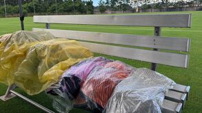 Chuva, equipamentos protegidos e... sol: Bruno Lage orientou segundo treino do Benfica em Tampa