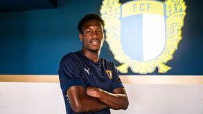 Ibrahima Ba espreita oportunidade no eixo defensivo do Famalicão