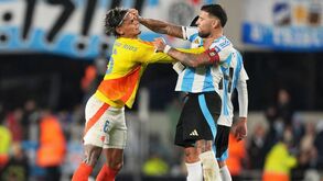 Richard Ríos e Nicolás Otamendi discutem durante o jogo
