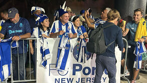 Jogadores do FC Porto distribuem autógrafos na chegada aos EUA 